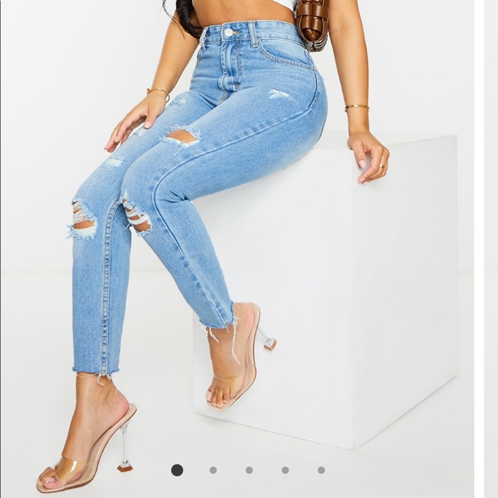 ✨NWT! ✨ LIGHT WASHED DISTRESSED JEANS.